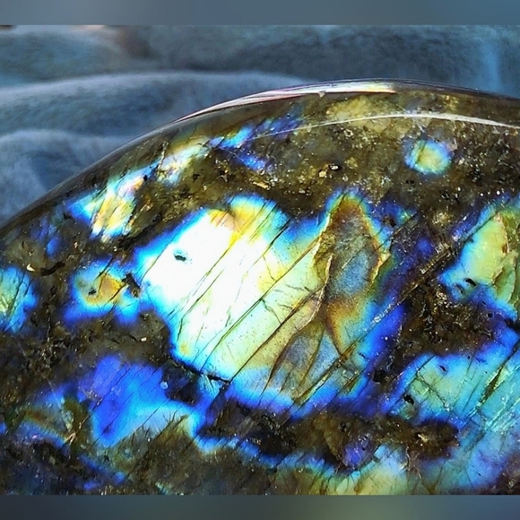 Big Bright Beauty! Large Labradorite Free-form - Picture 5 of 17